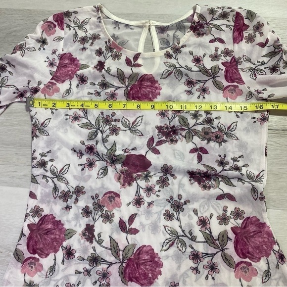 Sheer Mesh Floral Short Sleeve Fitted Top, Estimated Size Medium - Picture 8 of 8